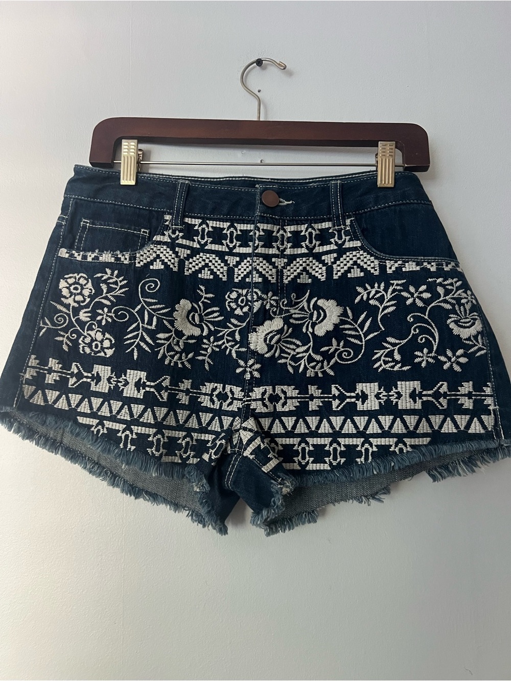 Design Lab Lord & Taylor Y2K Women’s Navy Denim Embroidered Shorts , Size 8/29